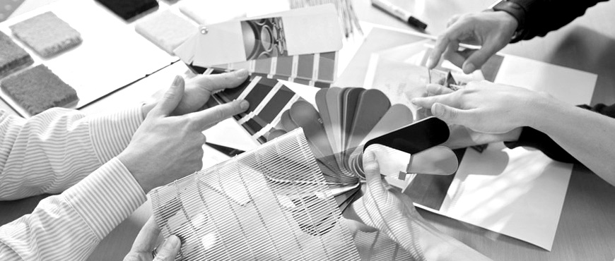 Händen halten Farbkarten - Farben spielen im Kanzleimarketing eine wichtige Rolle